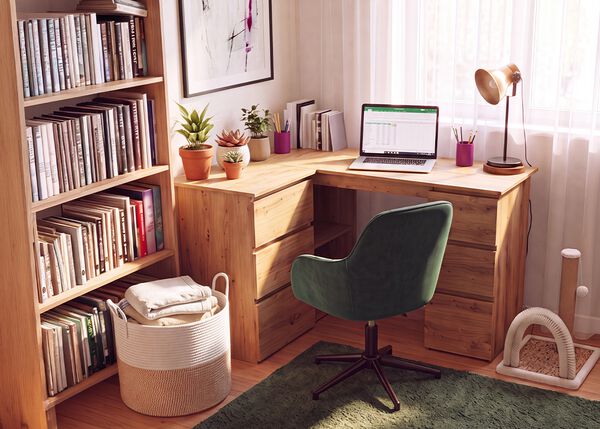 Dom&aacute;c&iacute; pracovna s dřevěn&yacute;m rohov&yacute;m stolem, ergonomickou zelenou kancel&aacute;řskou židl&iacute;, notebookem, knihovnou, stoln&iacute; lampou a pokojov&yacute;mi rostlinami, kter&aacute; vytv&aacute;ř&iacute; pohodln&eacute; a produktivn&iacute; m&iacute;sto pro pr&aacute;ci z domova.