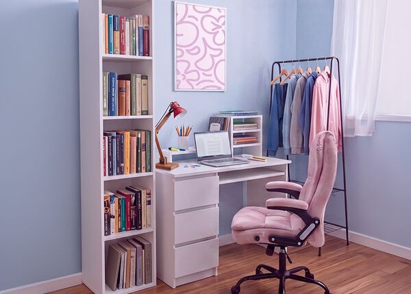 Modern&iacute; studentsk&yacute; studijn&iacute; prostor s b&iacute;l&yacute;m psac&iacute;m stolem, ergonomickou kancel&aacute;řskou židl&iacute;, notebookem, knihovnou, &uacute;ložnou skř&iacute;ňkou a vě&scaron;&aacute;kem na oblečen&iacute; ve světl&eacute;, uspoř&aacute;dan&eacute; ložnici navržen&eacute; pro pohodln&eacute; studium i každodenn&iacute; studentsk&yacute; život.