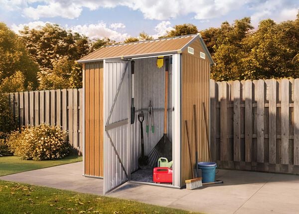 Hněd&yacute; zahradn&iacute; domek s otevřen&yacute;mi dveřmi ukazuj&iacute;c&iacute;mi zahradn&iacute; n&aacute;řad&iacute; a kbel&iacute;ky uvnitř, v zelen&eacute; zahradě.