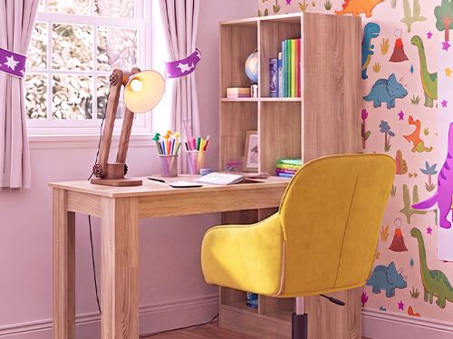 Světl&yacute; dětsk&yacute; studijn&iacute; pokoj s dřevěn&yacute;m psac&iacute;m stolem, ergonomickou žlutou židl&iacute;, stoln&iacute; lampou, &uacute;ložnou polic&iacute; a tapetou s dinosaury, ide&aacute;ln&iacute; pro vytvořen&iacute; uspoř&aacute;dan&eacute;ho a pohodln&eacute;ho m&iacute;sta na učen&iacute; doma.