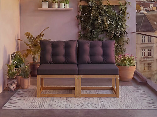 Dvousedadlov&aacute; modul&aacute;rn&iacute; dřevěn&aacute; pohovka s tmavě &scaron;ed&yacute;mi pol&scaron;t&aacute;ři na balk&oacute;ně obklopen&eacute;m hrnkov&yacute;mi rostlinami a v&yacute;hledem na město v pozad&iacute;