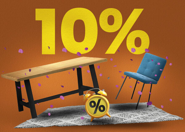 Banner zobrazuj&iacute;c&iacute; stůl, židli, koberec a bud&iacute;k s velk&yacute;m žlut&yacute;m n&aacute;pisem &bdquo;10 %&ldquo;.