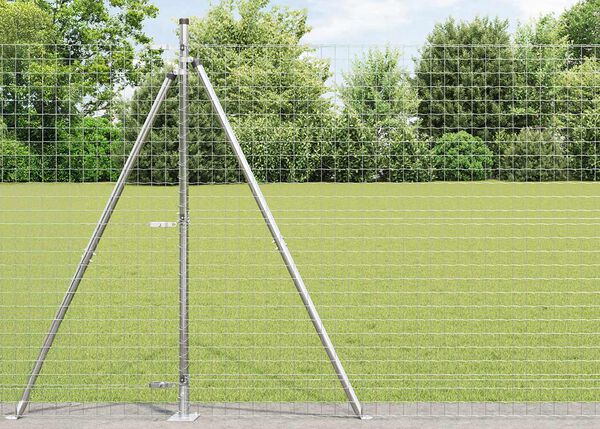 Zahradn&iacute; plot z kovov&eacute;ho pletiva se sloupky.