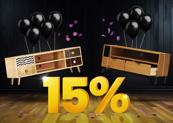 Dvě dřevěné TV konzole a černé balónky před jasně žlutým znakem 15 % na tmavé dřevěné podlaze.