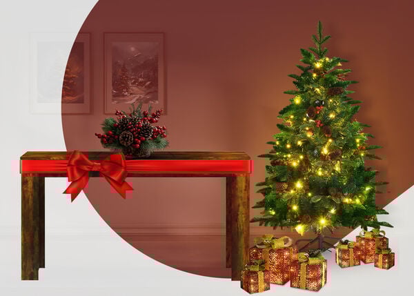 Teplá, stylizovaná sváteční scéna s úzkým stolem z tmavého dřeva, převázaným širokou červenou stuhou s velkou mašlí. Na stole stojí dekorativní aranžmá z borových větviček a červených bobulí. Vpravo se třpytí vánoční stromek s teplými žlutými světly a několik třpytivých, zlatě zabalených dárků je rozprostřeno u jeho paty. Pozadí je jemně teplé hnědé, částečně obklopené velkou zakřivenou bílou plochou vlevo, která rámuje dva zarámované krajinné obrázky.