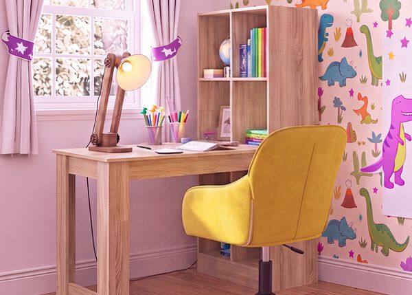 Světl&yacute; dětsk&yacute; studijn&iacute; pokoj s dřevěn&yacute;m psac&iacute;m stolem, ergonomickou žlutou židl&iacute;, stoln&iacute; lampou, &uacute;ložnou polic&iacute; a tapetou s dinosaury, ide&aacute;ln&iacute; pro vytvořen&iacute; uspoř&aacute;dan&eacute;ho a pohodln&eacute;ho m&iacute;sta na učen&iacute; doma.