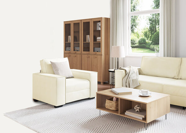 B&iacute;l&aacute; 2m&iacute;stn&aacute; pohovka s pol&scaron;t&aacute;ři a přehozem, interi&eacute;r.