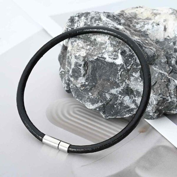 vidaXL Kožen&yacute; prov&aacute;zek Čern&aacute; &Oslash;4 mm x 50 m Kůže