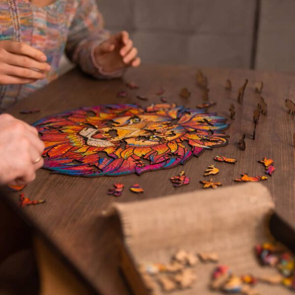 UNIDRAGON 327d&iacute;ln&eacute; dřevěn&eacute; puzzle Mysterious Lion King Size 31 x 40 cm