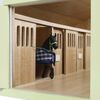 Kids Globe Koňská stáj se 7 boxy 1:24 růžová 610189