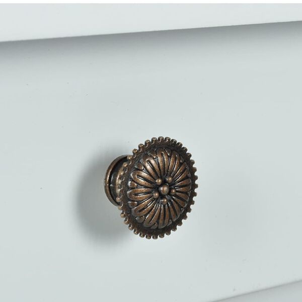 Bílý stolek ve venkovském stylu