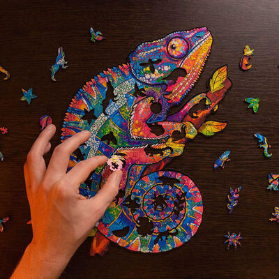 UNIDRAGON 314dílné dřevěné puzzle Iridescent Chameleon 31 x 41 cm