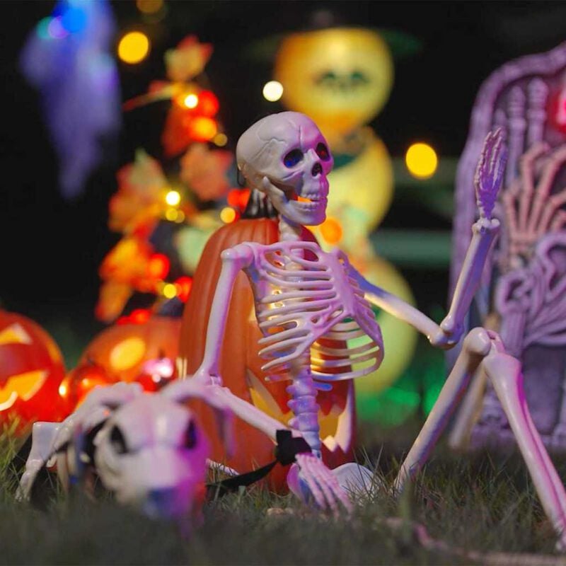 Bílá sada halloweenských kostlivců vystavená venku