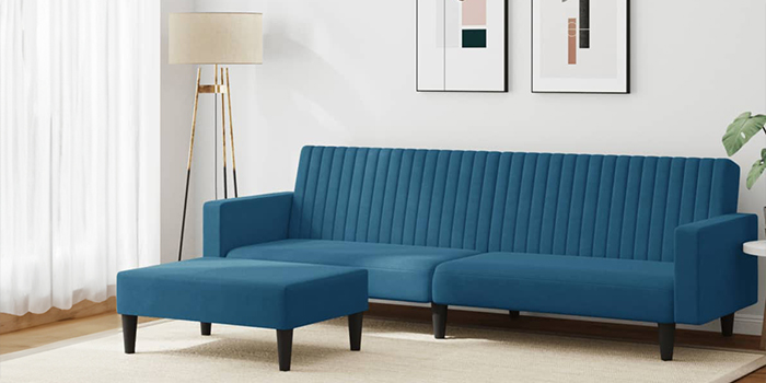 Barevná skládací plážová lehátka a venkovní slunečník na terase. Klikněte a pořiďte si tuto kolekci.