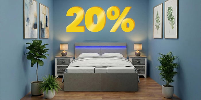 Banner s 20% slevou ve formě velkých žlutých 3D čísel nad moderní ložnicí s šedou postelí, modrými stěnami a rostlinami u postele. Kliknutím zobrazíte produkty v kolekci.