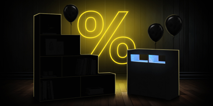  Černé modulární úložné jednotky s černými balónky před jasně žlutým znakem procenta na tmavé dřevěné podlaze.