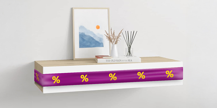 Bílá plovoucí police s fialovou stuhou zobrazující ikony slev, s dekoracemi ve stylové místnosti. Klikněte a nakupujte produkty v nabídce.