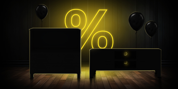  Černá komoda a TV konzole s černými balónky před jasně žlutým znakem procenta na tmavé dřevěné podlaze.