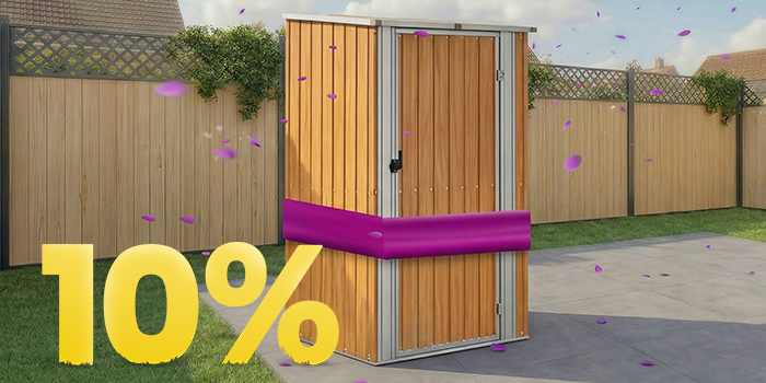 Dřevěný zahradní úložný domek pod altánem na slunné terase, obklopený květinami a plotem, s bannerem jarní akce 10 %.