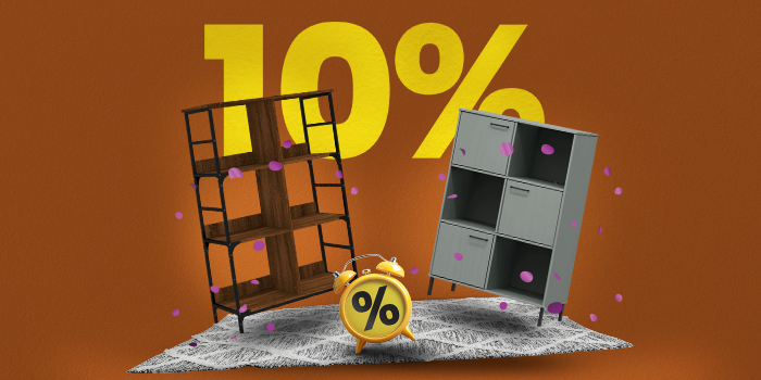 Banner zobrazující dvě knihovny, koberec a budík s velkým žlutým textem „10 %“.