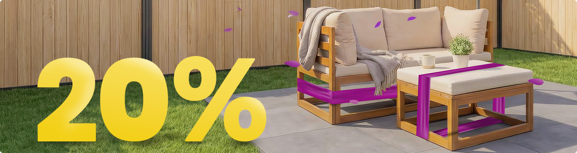 Dřevěná zahradní pohovka s béžovými polštáři a stolkem pod slunečníkem na slunné terase, obklopená květinami a plotem, s bannerem jarní akce 20 %.