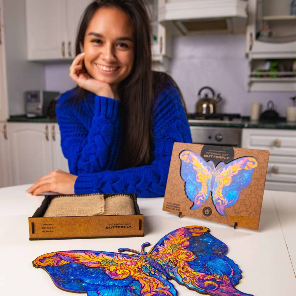 UNIDRAGON 700dílné dřevěné puzzle Intergalaxy Butterfly 60 x 44 cm